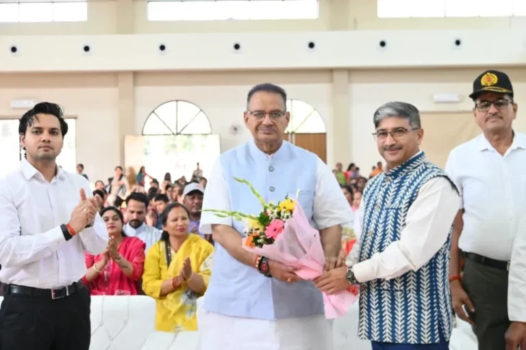 गढ़ी कैंट के ब्लूमिंग बड्स स्कूल को हाईस्कूल की मान्यता मिलने पर धन्यवाद कार्यक्रम को सम्बोधित करते कैबिनेट मंत्री गणेश जोशी