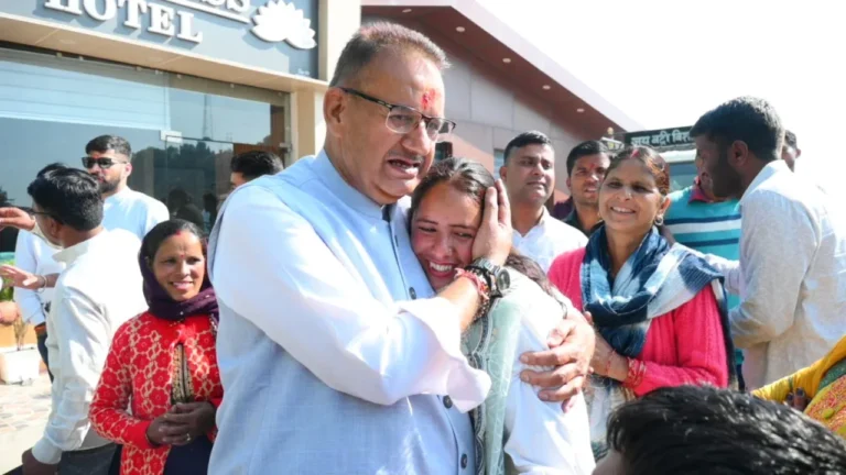 गढ़-बुरांसखण्डा मोटर मार्ग के सर्वे कार्य का निरीक्षण करते कैबिनेट मंत्री गणेश जोशी