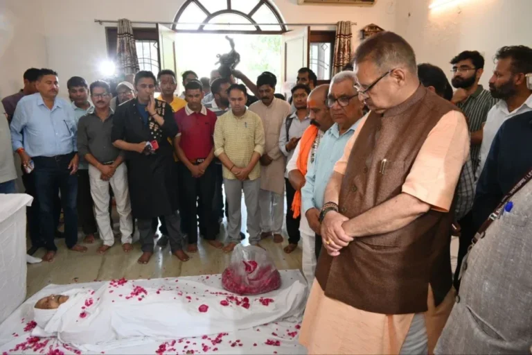 पूर्व मुख्यमंत्री मेजर जनरल (सेवानिवृत्त )भुवन चंद्र खंडूड़ी के पार्थिव शरीर पर पुष्पांजलि अर्पित कर उन्हें भावपूर्ण श्रद्धांजलि देते कैबिनेट मंत्री गणेश जोशी