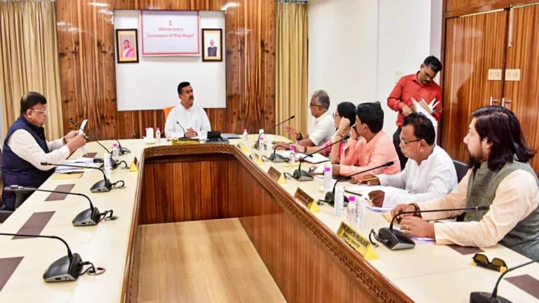 पश्चिम बंगाल में इमामों और पुजारियों के मानदेय पर रोक, कैबिनेट के फैसले से सियासत तेज