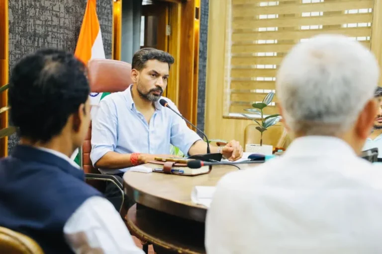 देहरादून में 98.22% मतदाताओं तक पहुंचे गणना प्रपत्र, डीएम ने राजनीतिक दलों से मांगा सहयोग