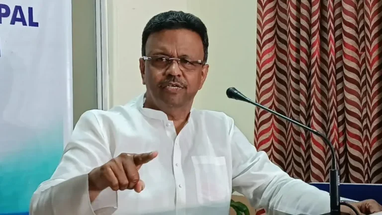 TMC को बड़ा झटका! फिरहाद हकीम ने कोलकाता मेयर पद से दिया इस्तीफा, बोले- ‘पहले की तरह काम नहीं कर पा रहा’