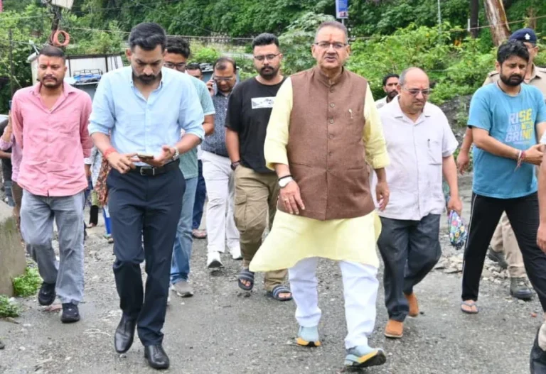 देहरादून- खालागांव में बारिश से क्षतिग्रस्त सड़क का मंत्री गणेश जोशी ने किया निरीक्षण, पुनर्निर्माण के लिए ₹30 लाख मंजूर