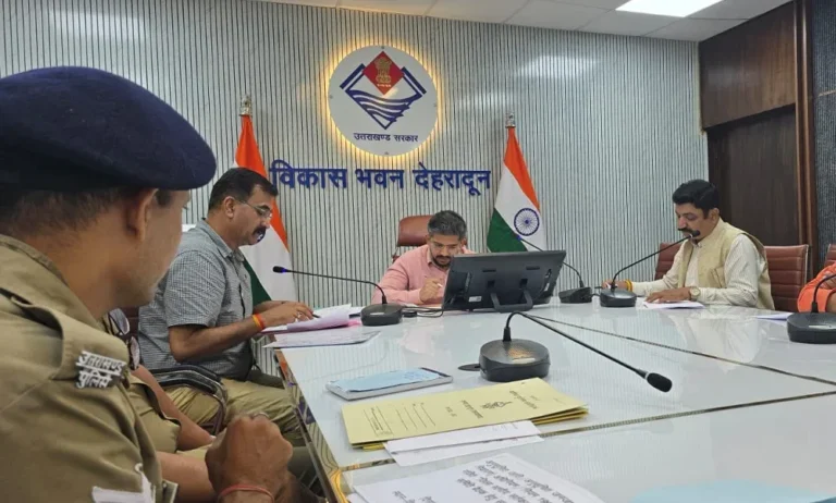 देहरादून- अनुसूचित जाति-जनजाति अत्याचार निवारण मामलों की समीक्षा, समयबद्ध सहायता पर जोर