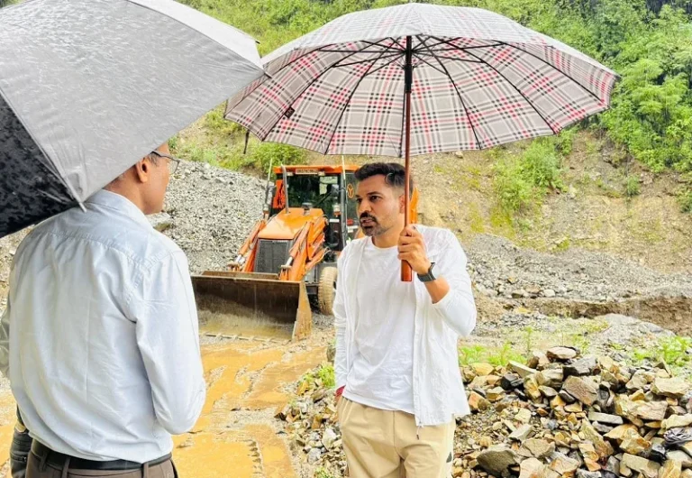 देहरादून- रेड अलर्ट के बीच ग्राउंड जीरो पर उतरे डीएम, सहस्रधारा, कार्लीगढ़ और सपेरा बस्ती का किया निरीक्षण