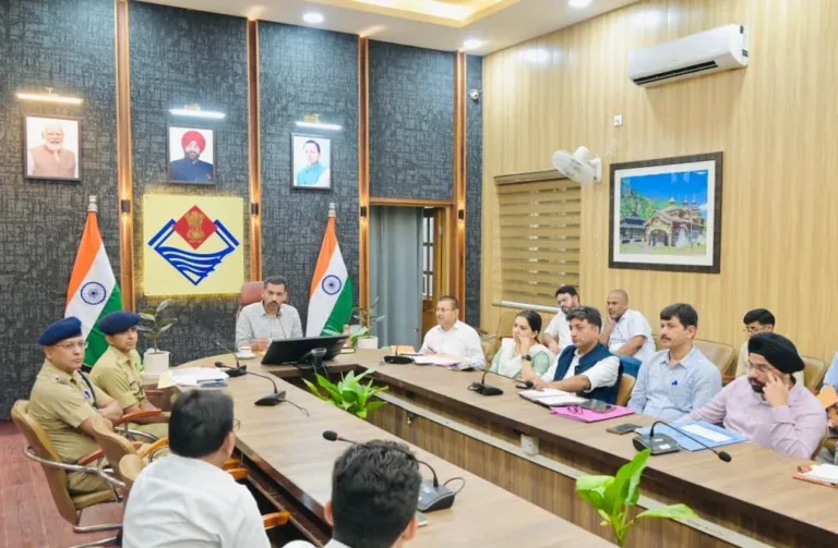 देहरादून की ट्रैफिक व्यवस्था सुधारने को डीएम सख्त, माइक्रो लेवल मोबिलिटी प्लान तैयार करने के निर्देश
