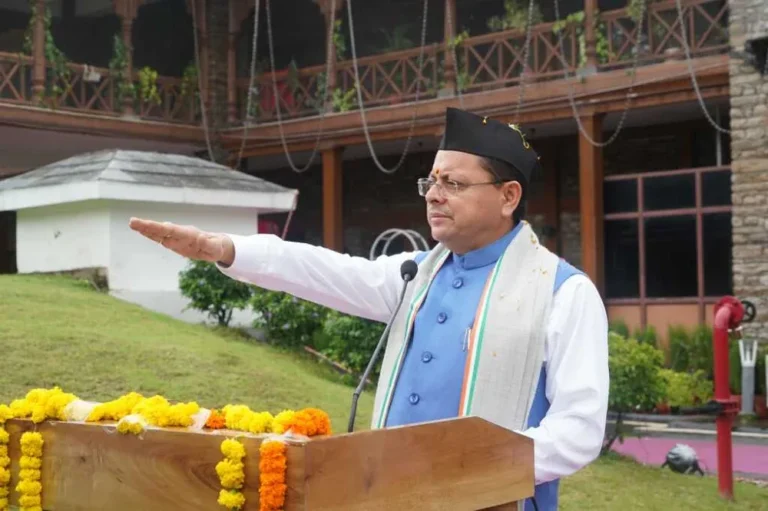 देहरादून- मुख्यमंत्री धामी ने मुख्यमंत्री आवास में किया ध्वजारोहण