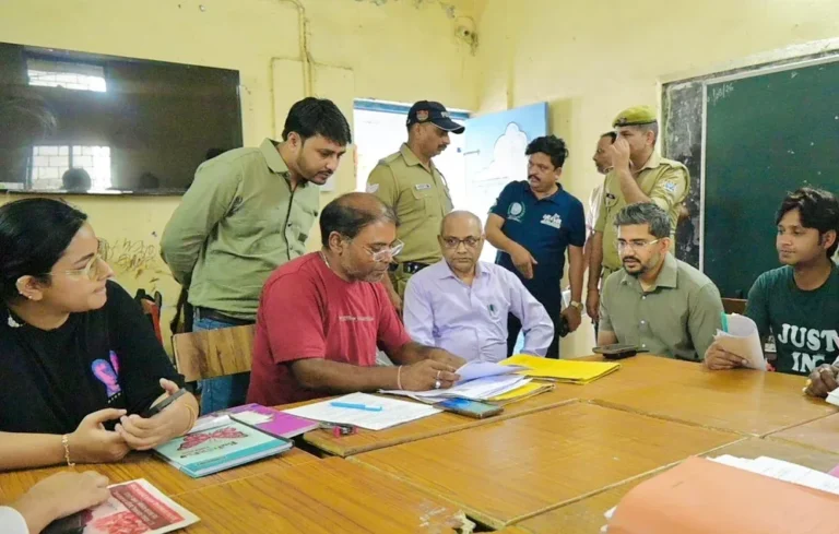 देहरादून- गढ़वाल आयुक्त का औचक निरीक्षण, बोले- मतदाता सुनवाई में लापरवाही बर्दाश्त नहीं
