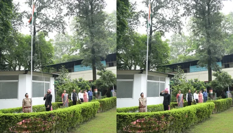 स्वतंत्रता दिवस पर डीएम डॉ. आशीष चौहान ने कलेक्ट्रेट में फहराया तिरंगा, बोले- स्वतंत्रता की रक्षा हम सभी की जिम्मेदारी