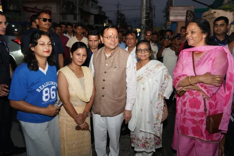 देहरादून- काफिला रोककर बच्चों और आम लोगों के बीच पहुंचे सीएम धामी, ली सेल्फी